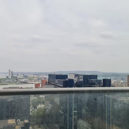 Skyview Waterside City Luxury Apartment Лондон Экстерьер фото