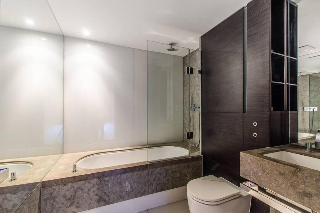 Skyview Waterside City Luxury Apartment Лондон Экстерьер фото