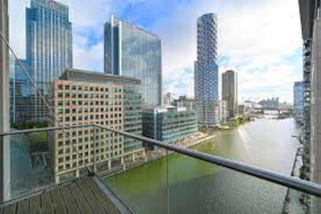 Skyview Waterside City Luxury Apartment Лондон Экстерьер фото