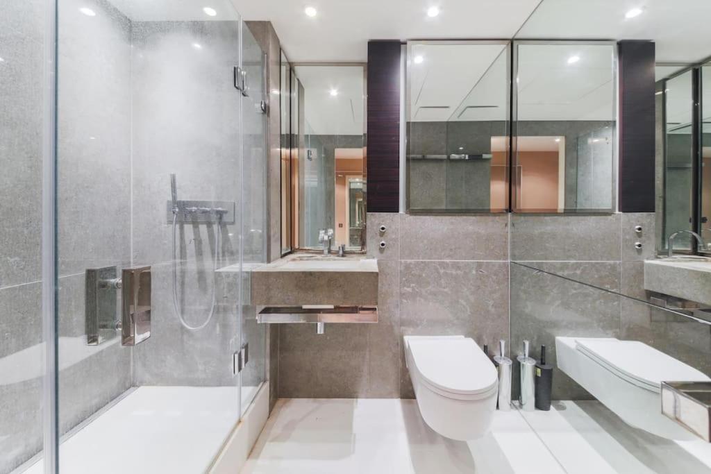 Skyview Waterside City Luxury Apartment Лондон Экстерьер фото
